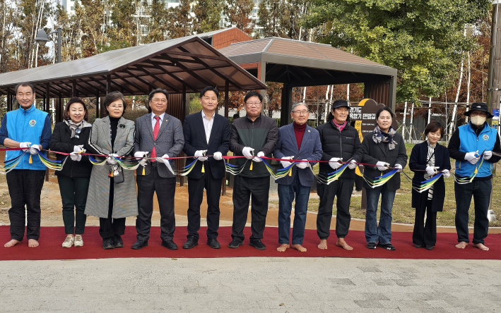 내빈들이 준공테이프커팅을 하고 있다
