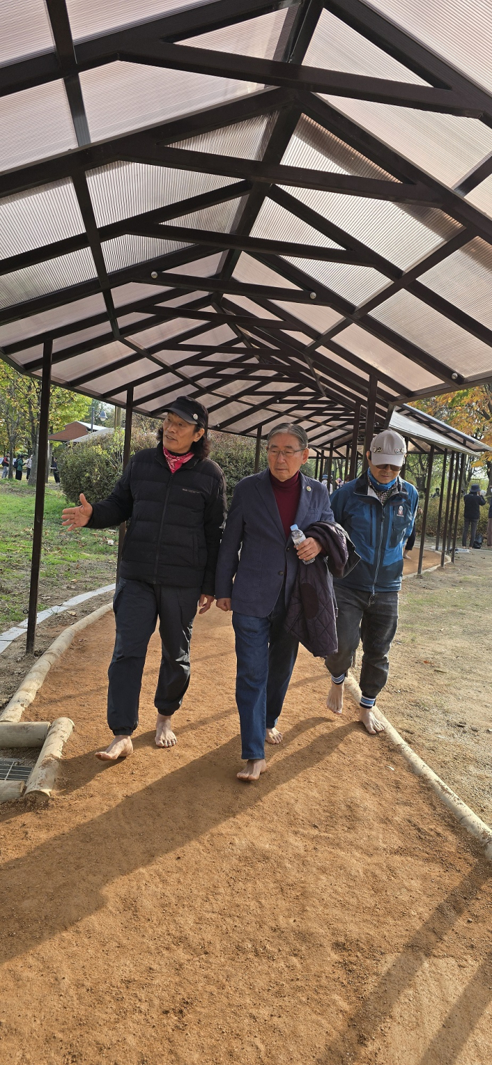 새로 조성된 황톳길을 걸어보다