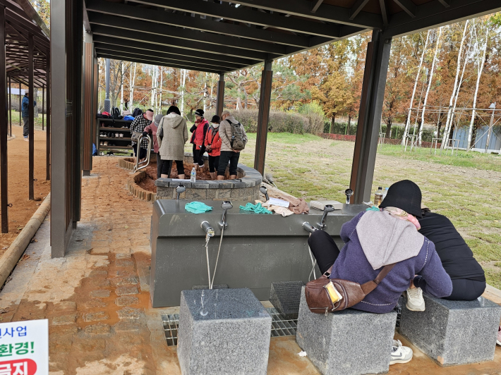 멋진 세족장시설에서 발씻는 회원들