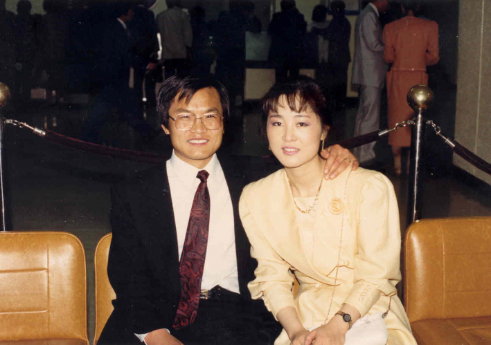 1988년 신혼여행 떠나기 전 김포공항에서의 부부 모습(사진 제공=우장문)