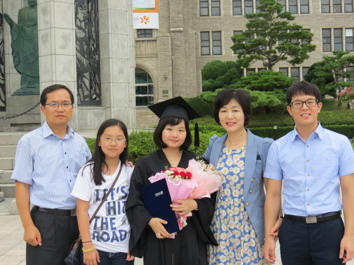2012년 큰딸 아영이 졸업식에 가족이 모였다.(사진 제공=우장문)