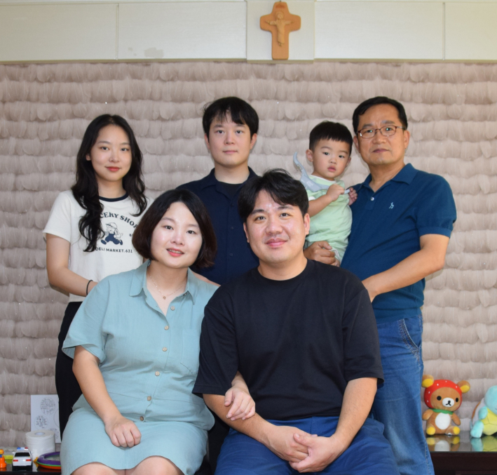 2024년 가족 사진. 아내가 보이지 않는다. 아내의 빈자리가 허전하기만 하다.