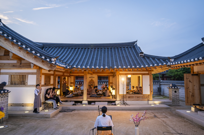  '혜경궁 궁중다과 체험'을 진행하는 모습.