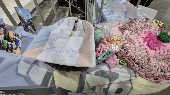 공동체 활동을 볼 수 있는 전시부스