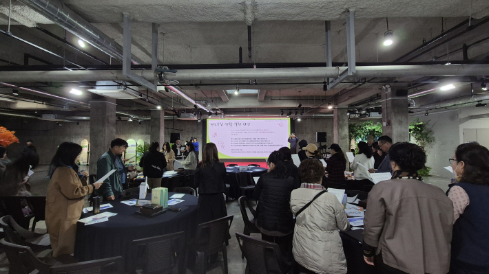 모두 자리에서 일어나 탄소중립 생활실천 선천서를 낭독하고 있다.