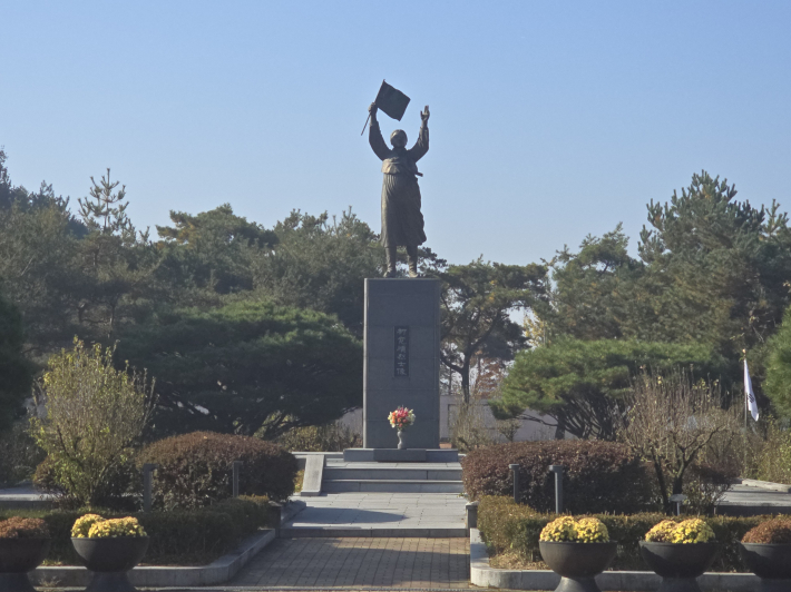 태극기를 들고 만세를 외치는 유관순 열사의 모습이 조각된 동상