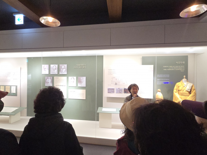 독립운동 관련 전시관에서 해설사가 유관순 열사의 생애와 당시 여성 독립운동가들의 활동을 설명하고 있다.