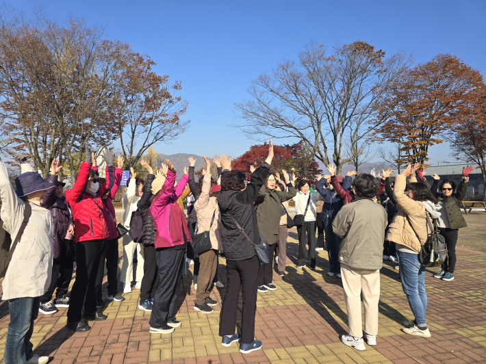 유관순 열사의 뜻을 기리기 위해 모두가 두 손을 들고 외친 '대한독립 만세'의 순간
