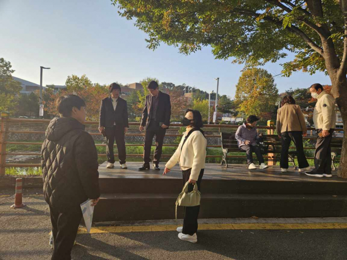 주민참여예산사업 현장을 점검하고 있다.