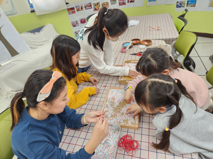 이니셜키링을 만들고 있는 학생들