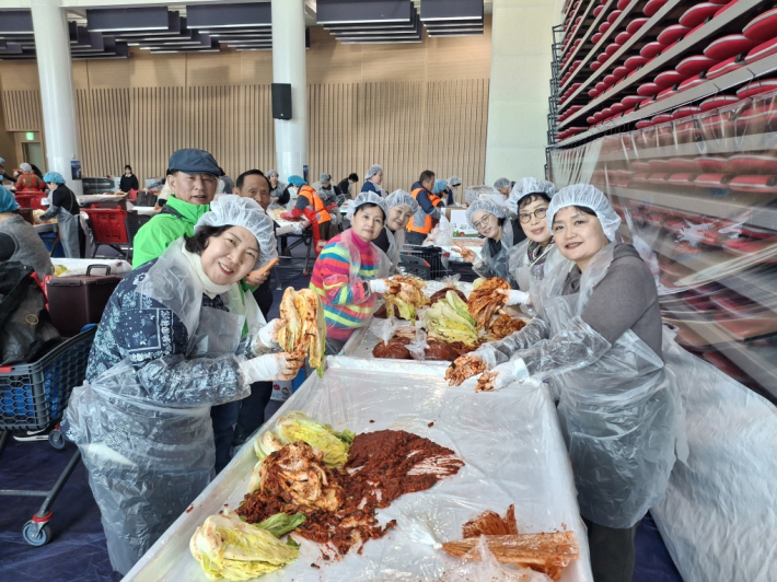 인계동 단체원들이 평창고랭지김장축제에 참여하고 있다.