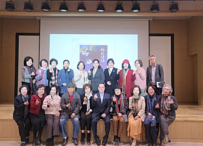 특강을 마친 뒤 참석자들이 강사와 함께 기념 촬영을 하고 있다.