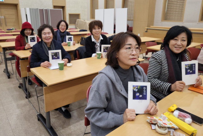 특히 수원문인협회 회원들이 다수 참석해 행사 분위기를 한층 밝게 했다.