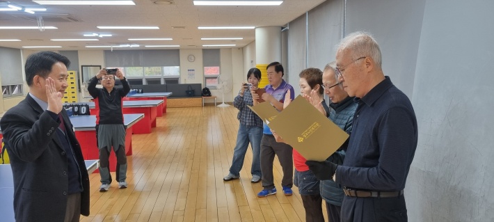 개회식에서 선수 선서를 하는 3개 종목 대표들