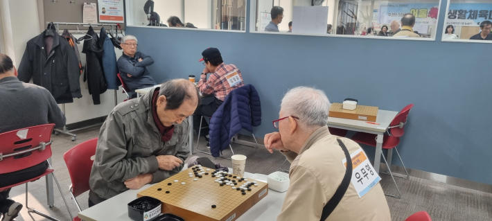 묘수를 찾기 위해 골몰하는 바둑 선수들