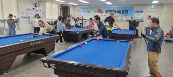 포켓볼과 당구대회가 열리는 경기장의 모습