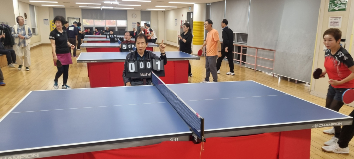 경기에 집중하는 탁구 선수들