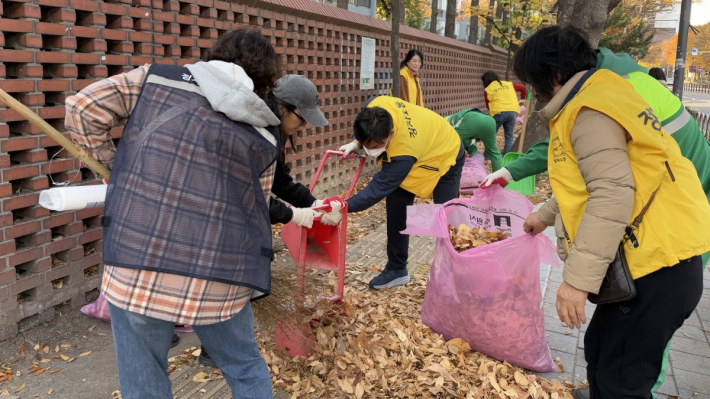 정자1동은 지역주민과 함께 가을맞이 낙엽대청소를 시행했다.