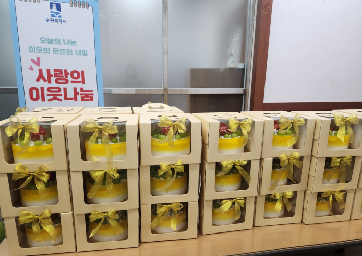 익명의 기부자가 정자2동에 케이크를 기부하고 있다.