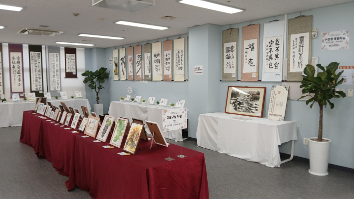 전시관에 진열된 작품들 모습