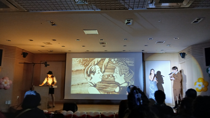 신미리 샌드아트와 팝파레 듀엣공연 장면