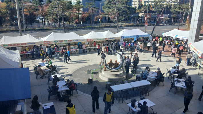 사랑나눔 바자회가 열리는 복지관 야외광장