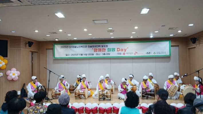 열연하는 풍물놀이팀 공연 장면