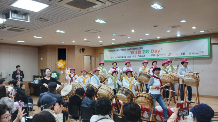 엔딩무대를 열정으로 장식한 '난타팀' 공연 장면