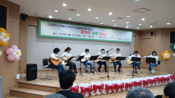 정자1동 '기타 향기' 기타 공연 장면(가운데 박옥분 도의원)