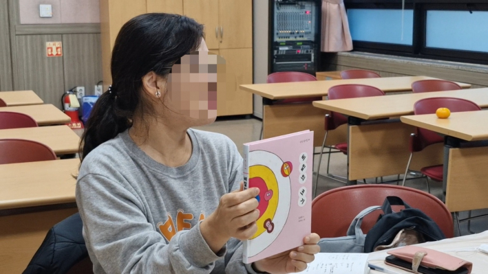 '비밀의 크기'를 가지고 나온 김태희 작가의 책사랑 표시