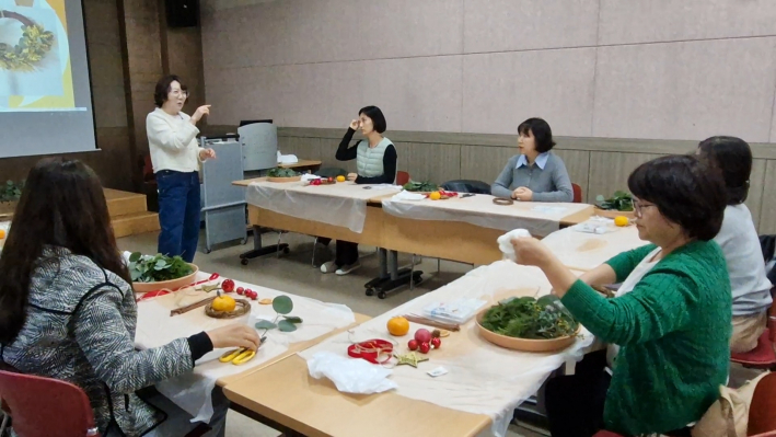 크리스마스 리스를 만들기 하기 위한 과제를 설명하고 있다