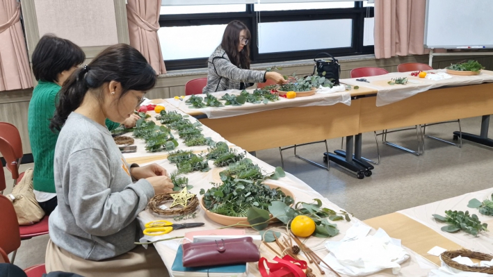 크리스마스 리스 만들기에 한참 열중인 수험생들