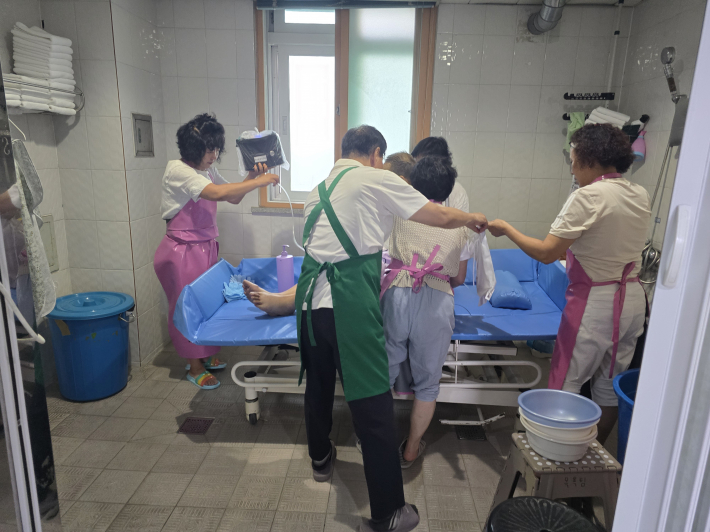 호스피스 목욕봉사 활동 현장 (목욕봉사팀)