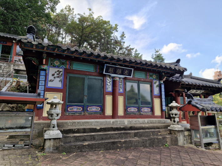 무학사 윗절. 시골집 같은 작은 사찰이지만 석탑도 있고, 범종도 있다.   