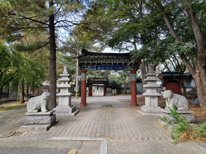 무학사 아랫절 입구에 일주문.