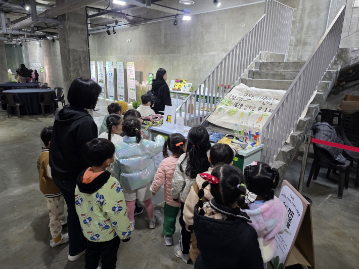 전시장을 관람하는 유치원 어린이들