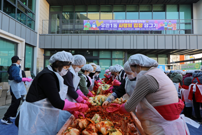 우만1동의 단체원과 여러 후원 단체의 봉사자들이 직접 김치를 담고 있는 모습이다.