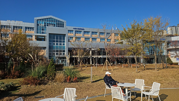 새로 조성한 모두의 숲에서 바라 본 수원시평생학습관