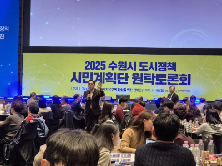 이재준 수원시장이 시민들과 인사하고 있다