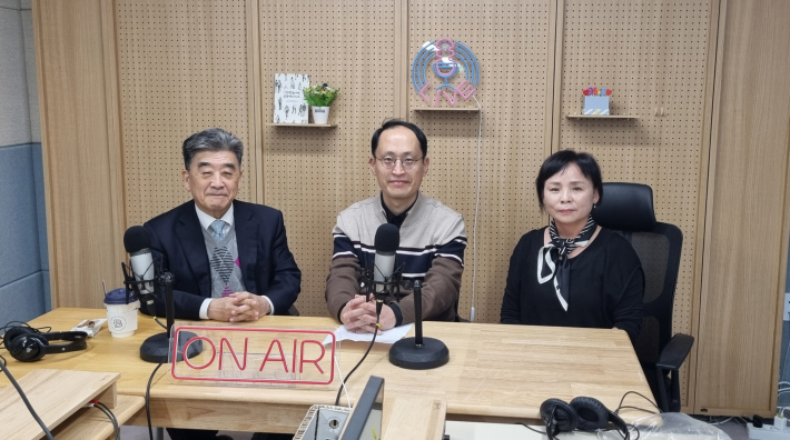 사진)지난 6일 첫 방송을 녹음한 참석자들이 기념사진을 촬영하고 있다.(왼쪽부터 우명동 성신여대 명예교수, 자치분권협의회 구균철 의장, 윤양옥 위원)    