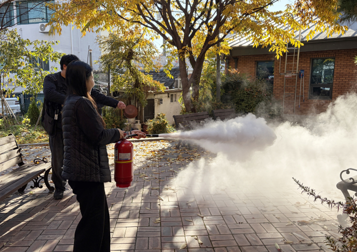 연무동에서 합동 소방훈련을 하고 있다. 