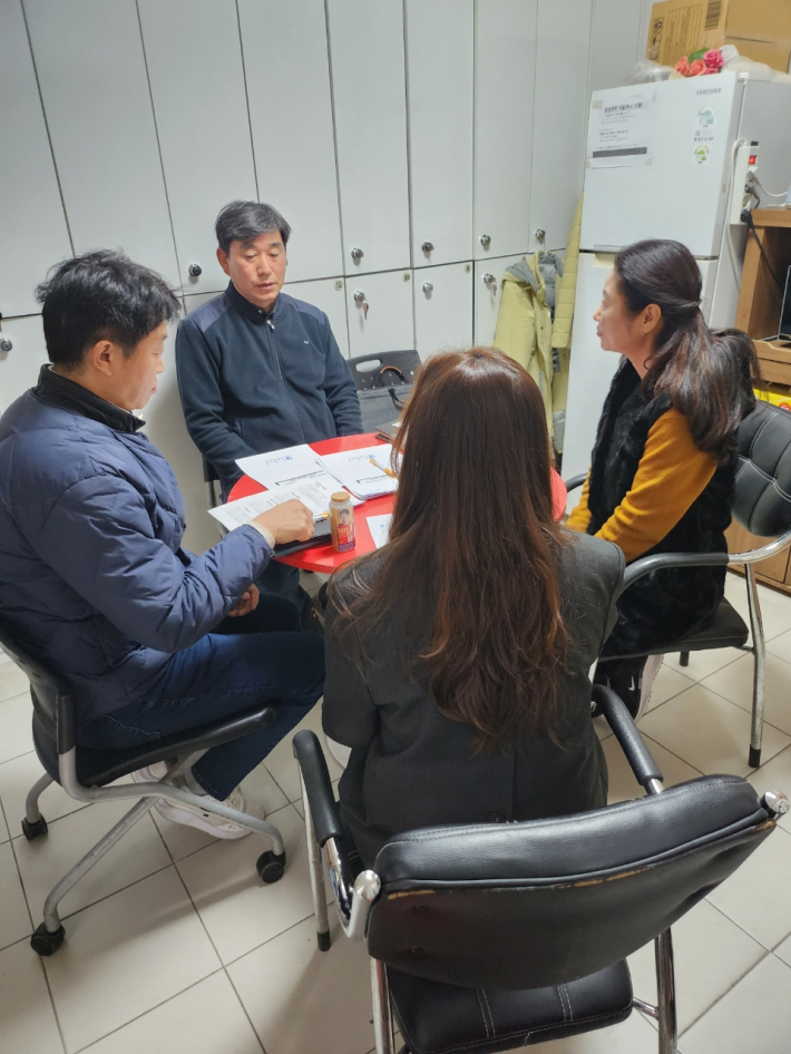 수원시 팔달구는 지난 17일, 홀몸어르신 안부확인사업의 내실화를 위해 유제품 업체 간담회를 진행했다.