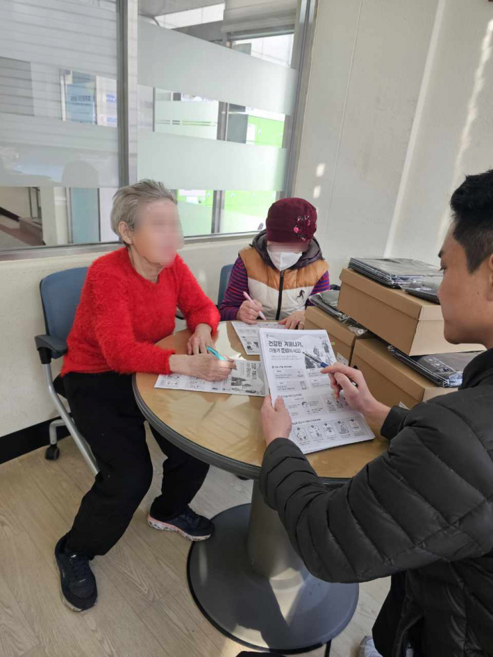 재활용품 수집 어르신 대상 동절기 안전용품 전달