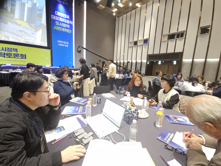 13번 테이블에 수원 시민이 토론을 위해 모였다.