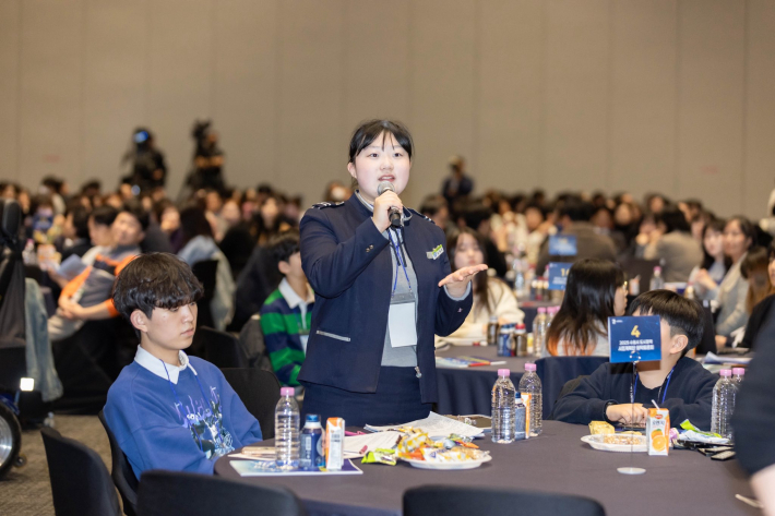 소감을 발표하고 있는 수원하이텍고등학교 학생