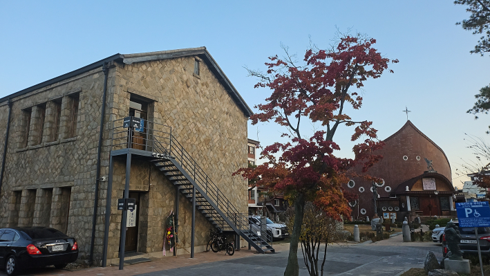 뽈리화랑과 북수동 성당