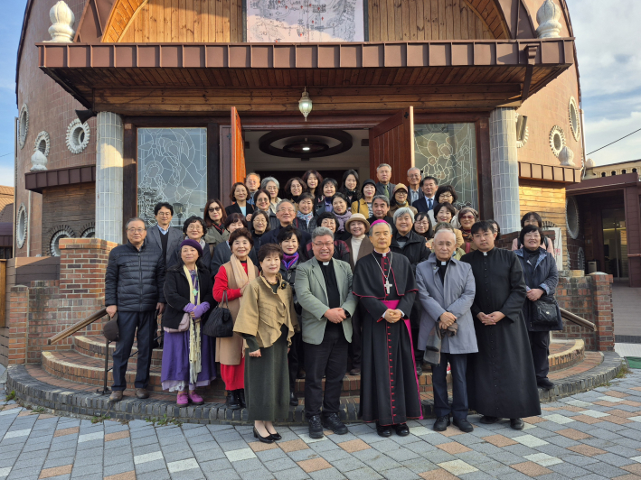 개막미사를 마치고 천주교 수원교구장 이용훈 마티아 주교와 출품작가들이 함께 자리했다. 사진제공: 이영숙
