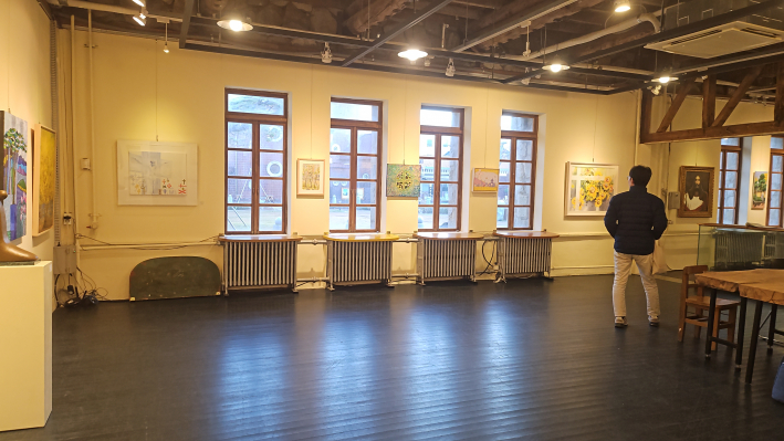 관람객이 작품을 감상하고 있다.