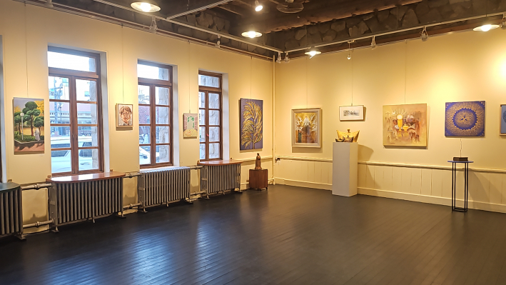 회화, 공예 등 다양한 작품이 전시되어 있다. 