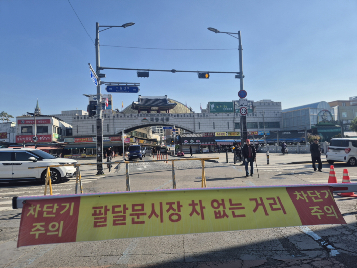 차 없는 거리 조성으로 장보기가 한층 편리해진 시장 풍경이었다.